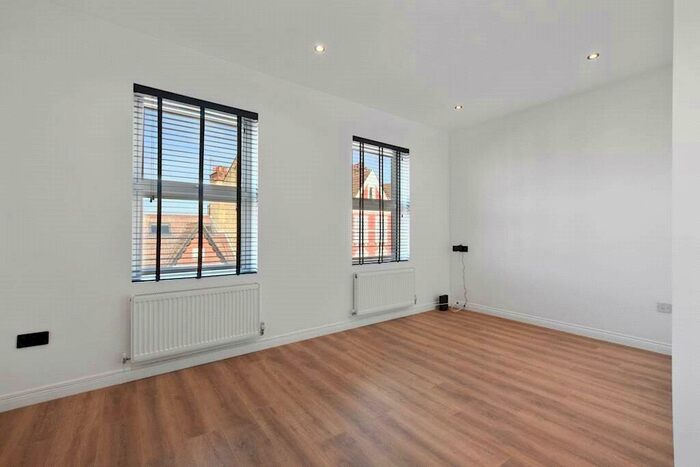 3 Bedroom Apartment To Rent In Mayes Road, London, N22