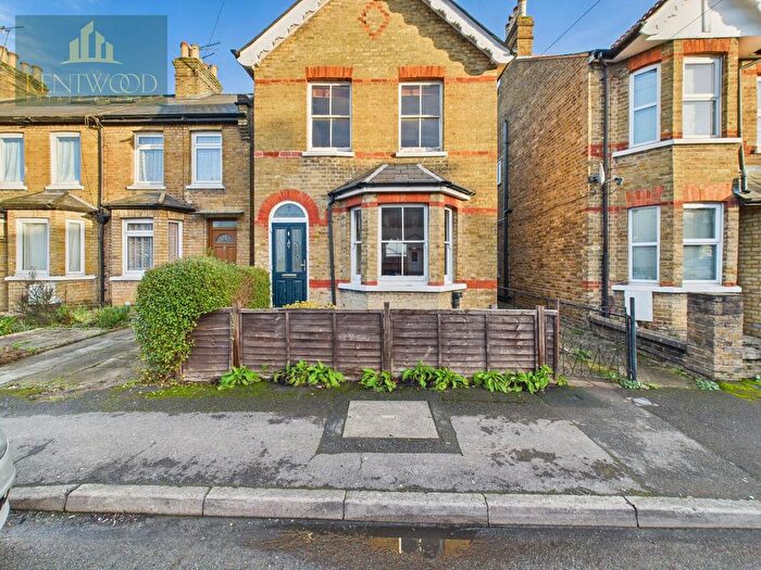 3 Bedroom Detached House For Sale In Elmhurst Road, Slough, SL3