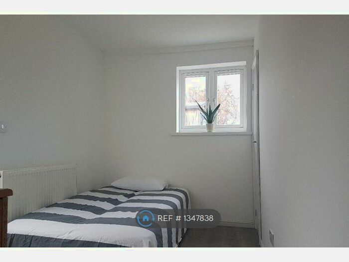 Studio To Rent In East Road, Chadwell Heath, Romford, RM6