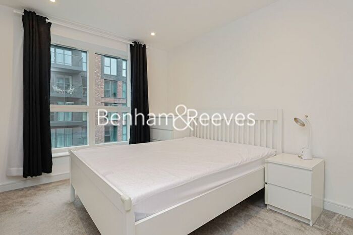2 Bedroom Flat To Rent In Cedrus Avenue, Southall, UB1