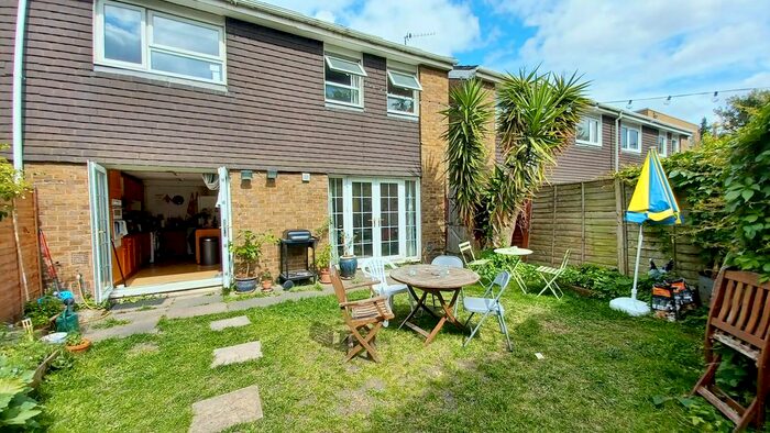 3 Bedroom Semi-Detached House To Rent In Ardleigh Road, Islington, N1