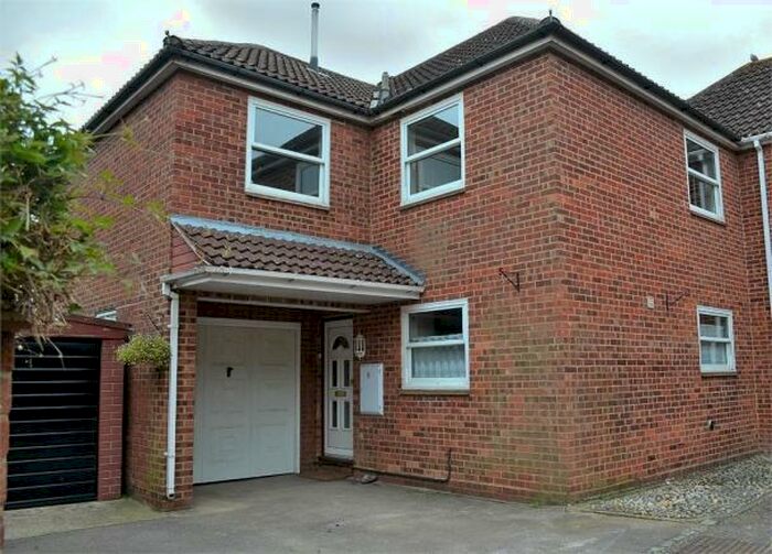 4 Bedroom Link Detached House To Rent In Maynard Close, Dunmow, Essex, CM6