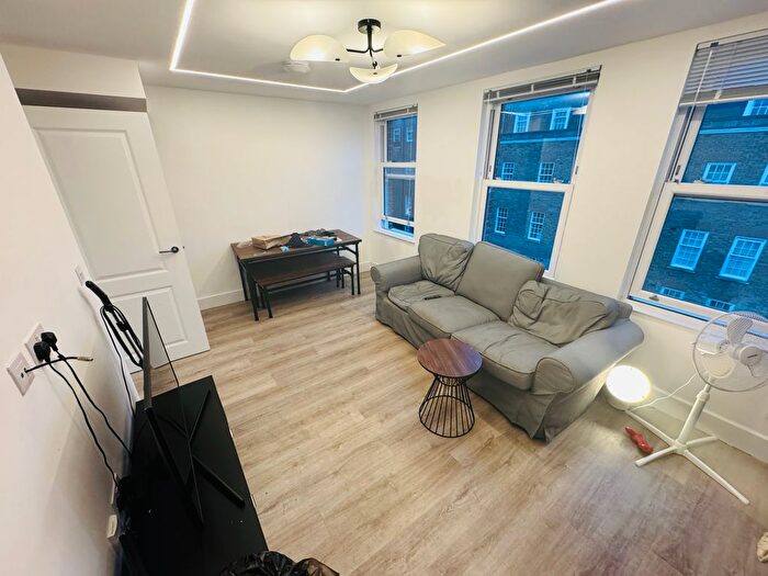 3 Bedroom Flat To Rent In Rita Road, London, SW8