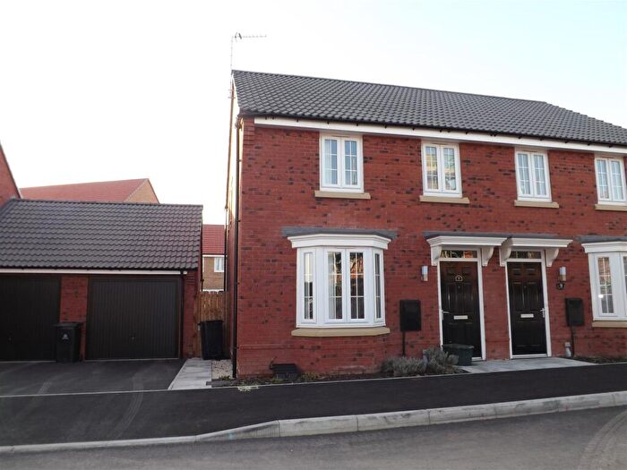 3 Bedroom Semi-Detached House To Rent In Buttermere Crescent, Lakeside, DN4