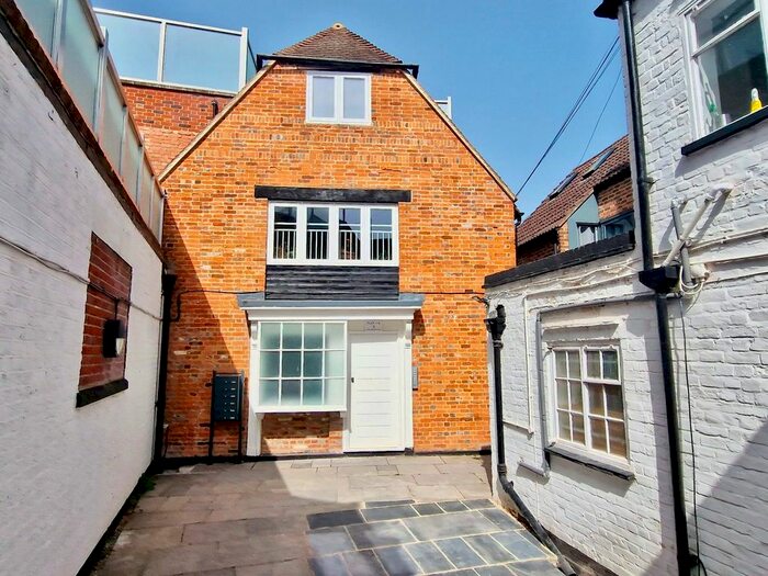 2 Bedroom Flat To Rent In The Borough, Farnham, GU9