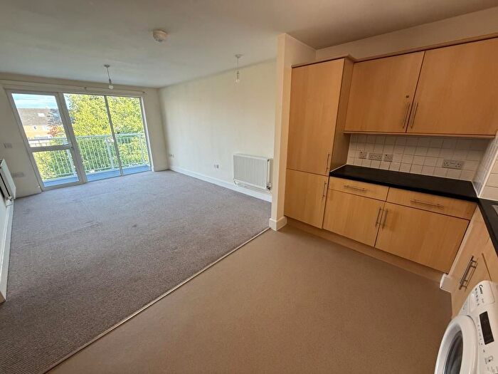3 Bedroom Flat To Rent In Moulsford Mews, Reading, RG30