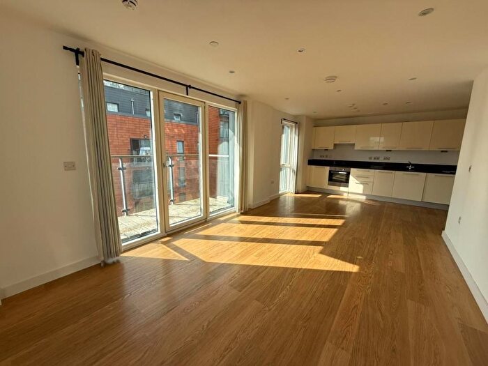 2 Bedroom Flat To Rent In Slough, Berkshire, SL2