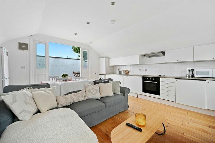 4 Bedroom Flat To Rent In Loftus Road, Shepherds Bush, London, W12