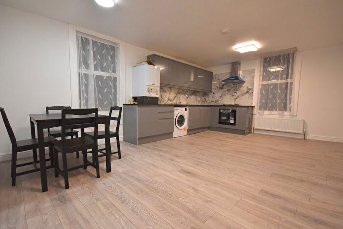 3 Bedroom Flat To Rent In Parklands Road, London, SW16