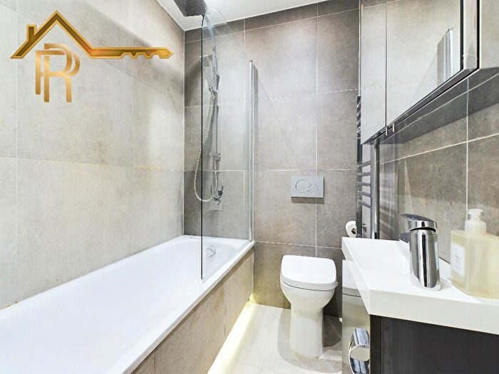 2 Bedroom Flat For Sale In High Street, Brentwood, Essex, CM14