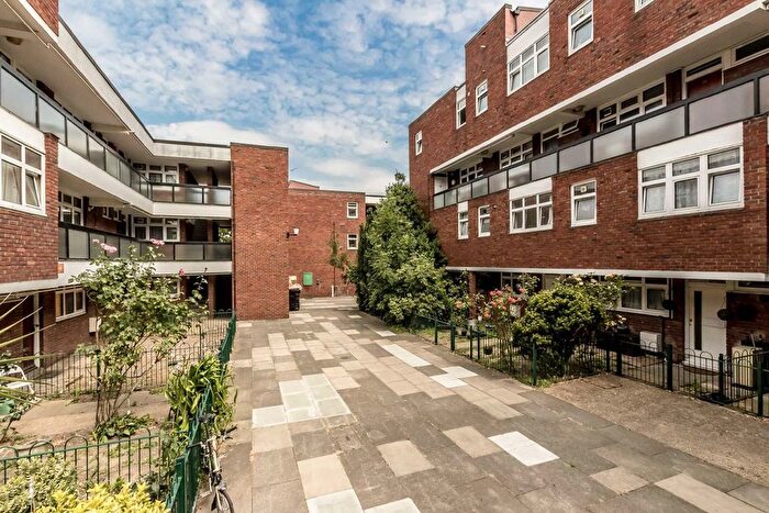 3 Bedroom Flat To Rent In Woking Close, London, SW15