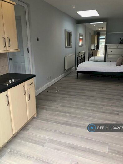 Studio To Rent In Colonial Road, Slough, SL1