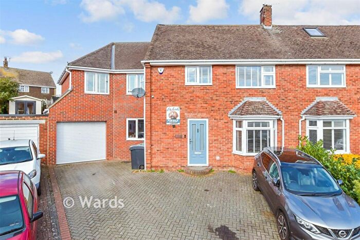 4 Bedroom Semi Detached House For Sale In Spruce Close, Larkfield, Aylesford, Kent, ME20