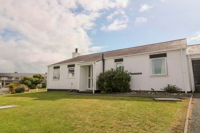 3 Bedroom Link Detached House To Rent In Lon Cae Glas, Pwllheli, LL53