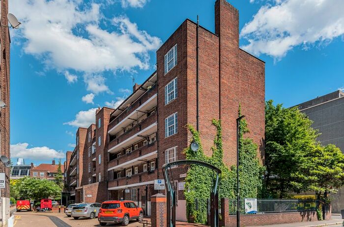 3 Bedroom Flat To Rent In Frazier Street, London, SE1