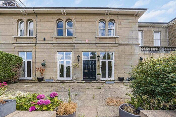 4 Bedroom Town House To Rent In Longcross Road, Chertsey, Surrey, KT16