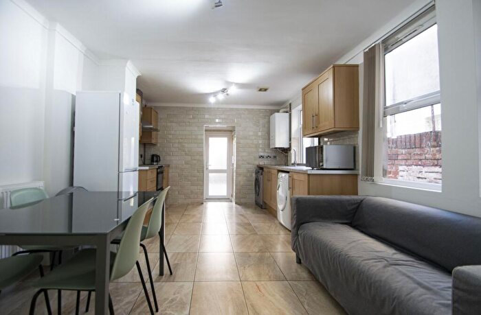 5 Bedroom House To Rent In Angus Street, Roath, CF24