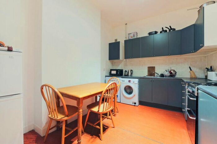 3 Bedroom Flat To Rent In Highbury Park, Highbury, London, N5