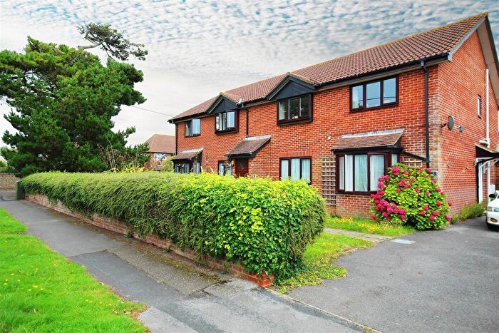 2 Bedroom Flat To Rent In Western Avenue, Barton On Sea, BH25