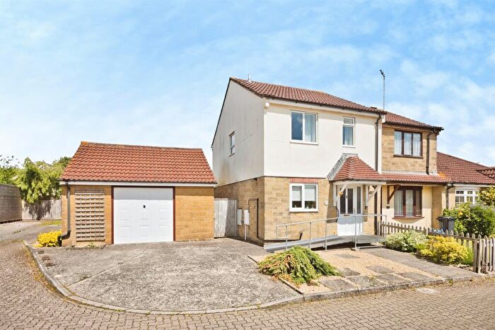 3 Bedroom Semi Detached House For Sale In Evesham Avenue, Yeovil, BA21