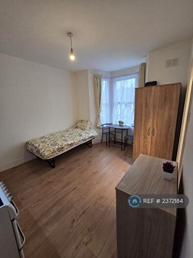 Studio To Rent In Birstall Road, London, N15