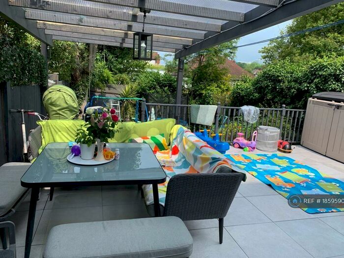 3 Bedroom Flat To Rent In Methuen Park, London, N10