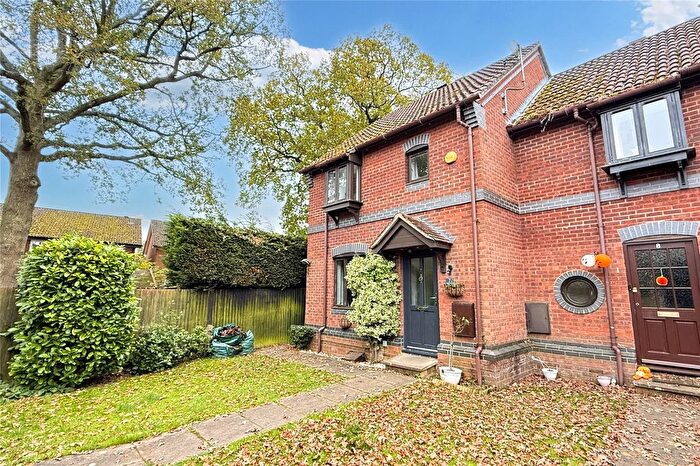 3 Bedroom End Of Terrace House For Sale In Bluehaven Walk, Hook, Hampshire, RG27