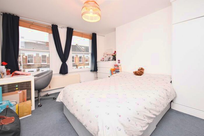 3 Bedroom Flat To Rent In Mayflower Road, London, SW9