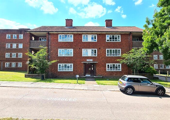 3 Bedroom Flat For Sale In Cavendish House, Colney Hatch Lane, N10