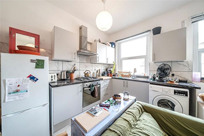 2 Bedroom Flat To Rent In Cricketfield Road, Hackney, London, E5