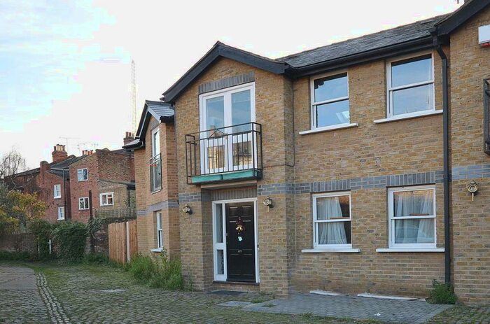3 Bedroom Mews To Rent In Mountgrove Road, Highbury, London, N5