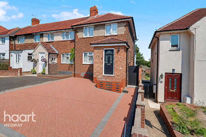 4 Bedroom End Of Terrace House For Sale In Lancelot Avenue, Rochester, ME2