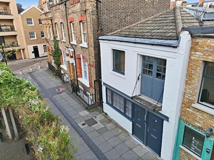 2 Bedroom Apartment For Sale In Sylvester Path, Hackney, E8
