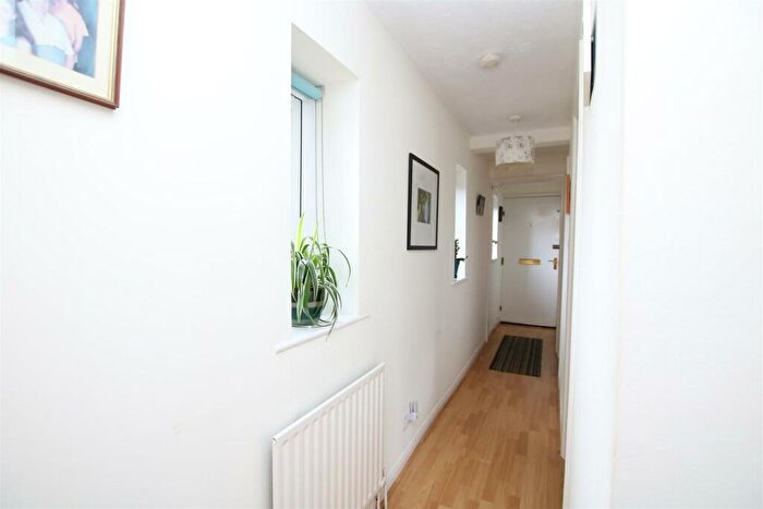 2 Bedroom Flat For Sale In Fishers Court, Horsham, RH12
