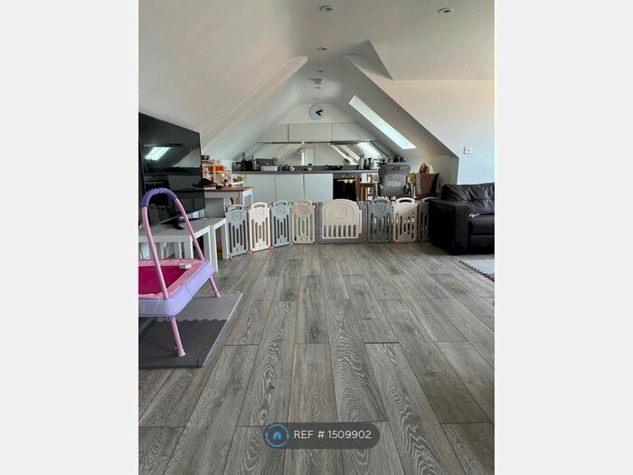 2 Bedroom Flat To Rent In Braund Avenue, Greenford, UB6