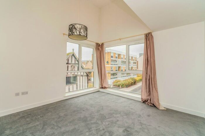 2 Bedroom Flat To Rent In French Court, Castle Way, Southampton, SO14