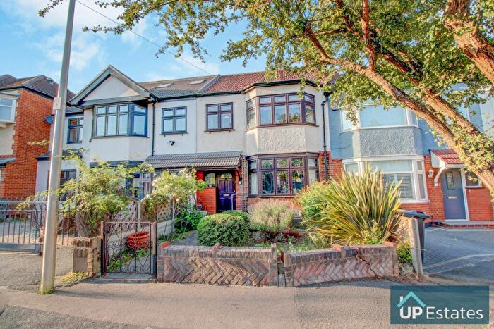 3 Bedroom Terraced House For Sale In Elmhurst Drive, South Woodford, , London, E18
