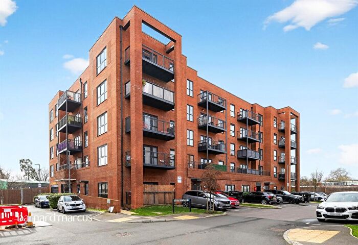 2 Bedroom Flat For Sale In Rayon Close, Wallington, SM6