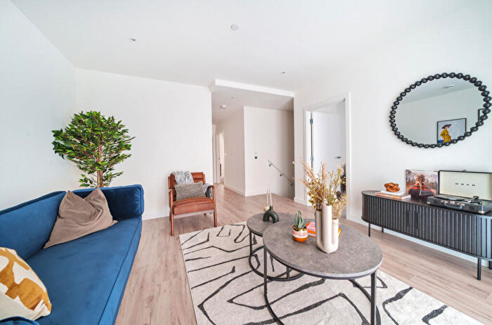 3 Bedroom Apartment To Rent In Bed, Rd Floor, Teme, Woodstore House In Anchors Point, E16