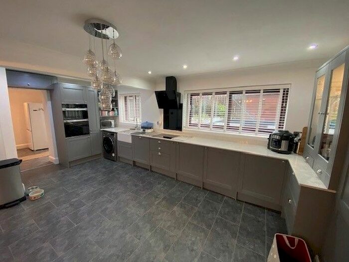 3 Bedroom Semi-Detached House To Rent In Pingles Crescent, Thrybergh, S65