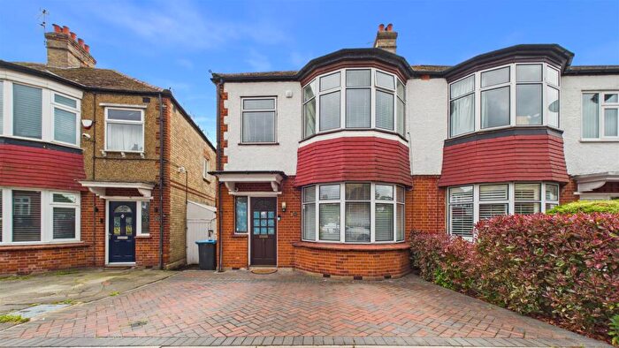 3 Bedroom Semi-Detached House For Sale In Ridge Crest, Enfield, EN2