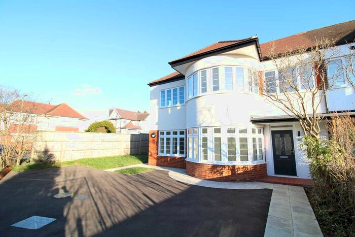 2 Bedroom Flat To Rent In Strafford Gate, Potters Bar EN6