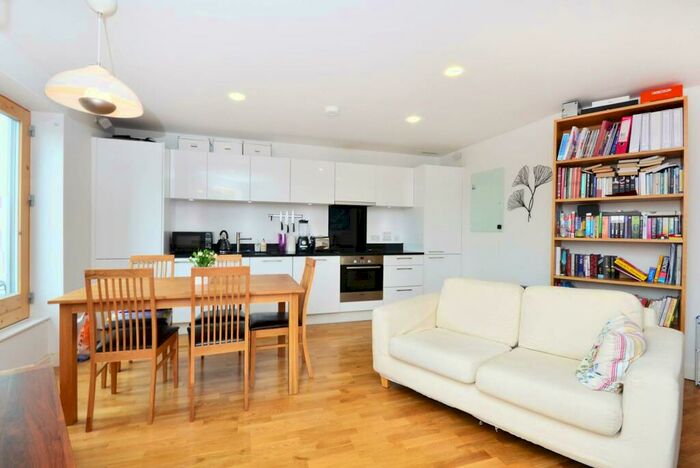 2 Bedroom Flat To Rent In Holloway Road, Highbury And Islington, London, N7