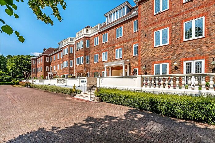 3 Bedroom Flat For Sale In Batts Hill, Reigate, Surrey, RH2