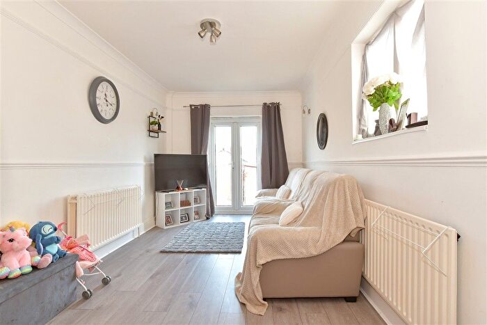 1 Bedroom End Of Terrace House For Sale In Clarence Road, Chatham, Kent, ME4