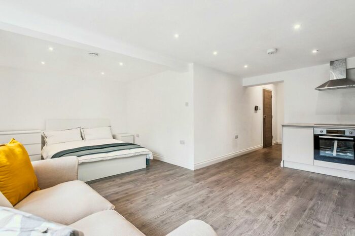 1 Bedroom Flat To Rent In Sandycombe Road, Richmond, TW9