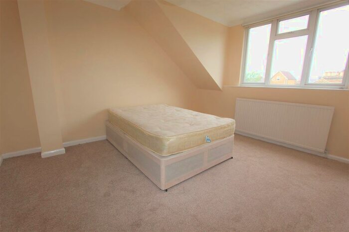 3 Bedroom Flat To Rent In Queens Drive, London, N4