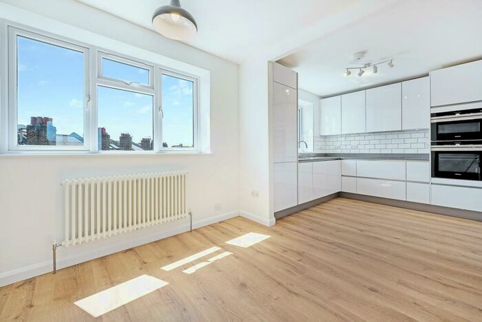 3 Bedroom Flat To Rent In Lavender Hill, SW11
