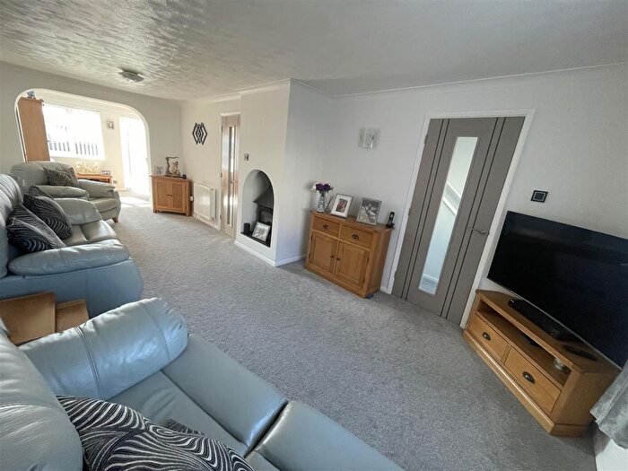 3 Bedroom Semi-detached House For Sale In Hitchen, Merriott- Village Location, TA16