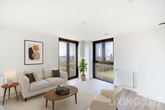 3 Bedroom Flat To Rent In Menara Point, Twlevetrees Park, E16